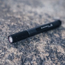 „Ledlenser P4“ juodo rašiklio formos žibintuvėlis su LED lempute „Ledlenser P4“ juodo rašiklio formos žibintuvėlis su LED lempute