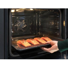 70l.talpos įmontuojama garinė juodos spalvos orkaitė Electrolux EOB8S39WZ