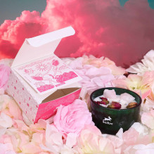 Namų Kvapo Žvakė - Hop Hare Lovers Rožių Pievos Kvapas 22h Degimo Laikas