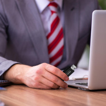 ATMINTINĖ USB 3.2 64GB / JUODA UC320-64G-RBK / BK ADATA