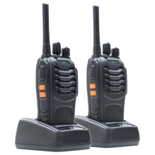 Komplekte yra 4 nešiojamų radijo stočių PNI PMR R40 PRO su baterijomis, įkrovikliais ir ausinėmis Komplekte yra 4 nešiojamų radijo stočių PNI PMR R40 PRO su baterijomis, įkrovikliais ir ausinėmis