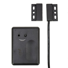 Pakuotėje yra PNI MAB300 varstomų vartų automatikos komplektas, 2 varikliai po 40 W, vartų ilgis 2 x 2,5 m, 200 kg ir PN