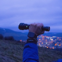 PNI Adventure F410 aliuminio žibintuvėlis su 10 W LED, 700 liumenų, iki 250 m, IP44, USB C tipo, pridedamos 3000 mAh bat