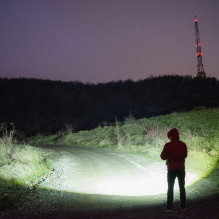 PNI Adventure F810 žibintuvėlis su 138 W LED, 3 apšvietimo lygiais ir „Turbo“, 12000 liumenų, priartinimas, iki 250 m, 5