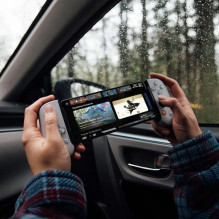 „Backbone One“ skirtas „iPhone PlayStation Edition“ baltam „Lightning“ žaidimų pultui, kompiuteriams, „PlayStation“ ir „