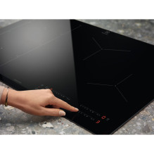 „Electrolux EIS62443“ juoda įmontuojama indukcinė kaitlentė, 60 cm, 4 zonos