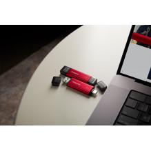 „Kingston Technology“ 2 TB nešiojamasis SSD diskas su dviem USB-A/C jungtimis, iki 1050 MB/s USB 3.2 Gen 2