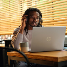 HP Pavilion 16-ag0007nw Ryzen 5 8540U 16" 2K 300nits AG 16GB LPDDR5-6400 SSD 512 Radeon 740M kamera 1080p 59Wh Win1