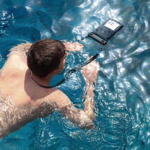 „Spigen A611P“ 2 vnt. vandeniui atsparių dėklų pakuotė – matinės juodos spalvos