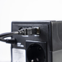 „SilverCloud SafePC 650AVR“ nepertraukiamo maitinimo (UPS) paketas, 360 W galia ir mėlynas lipnus padas pridedamas