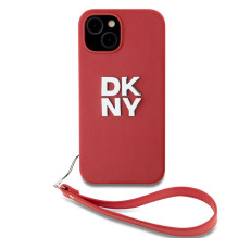 DKNY – DKNY PU odos dėklas su „Stack“ logotipu ir riešo dirželiu, skirtas iPhone 15, raudonas
