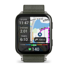 „Garmin Venu X1 Moss“ su titano korpuso nugarėle ir „Moss ComfortFit“ nailono dirželiu