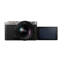 Panasonic Lumix DC-S9K + LUMIX S 20-60mm / F3.5-5.6 (Dark Silver) Panasonic Lumix DC-S9K + LUMIX S 20-60mm / F3.5-5.6 (Dark Silver)