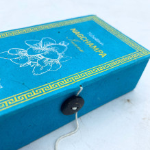 Smilkalų Dovanų Rinkinys Himalayan Sughandit Dhoop - Nag Champa Smilkalų Dovanų Rinkinys Himalayan Sughandit Dhoop - Nag Champa