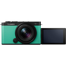 Panasonic Lumix DC-S9N + LUMIX S 18-40mm / F4.5-6.3 (Mint Green) Panasonic Lumix DC-S9N + LUMIX S 18-40mm / F4.5-6.3 (Mint Green)