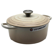 Cookware - Le Creuset Signature Frying Pan 4.2L Enameled Cast Iron Round Meringue Cookware - Le Creuset Signature Frying Pan 4.2L Enameled Cast Iron Round Meringue