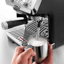 Kavos aparatas - De'Longhi Dedica Arte EC9155.MB pusiau automatinis espresso aparatas 2.5L juodas Kavos aparatas - De'Longhi Dedica Arte EC9155.MB pusiau automatinis espresso aparatas 2.5L juodas
