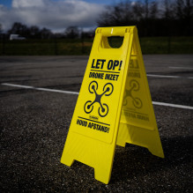 Saugumo ženklas - Caruba Drone Warning Sign Durable Yellow with Handle