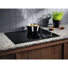 „Electrolux EIS62443“ juoda įmontuojama indukcinė kaitlentė, 60 cm, 4 zonos