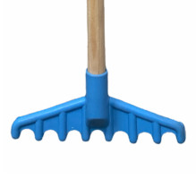 Vigo vaikams skirtas žaislinis plastikinis grėblys su 60 cm medine rankena ir rankena (grėblio dydis 20x5 cm), mėlynas Vigo vaikams skirtas žaislinis plastikinis grėblys su 60 cm medine rankena ir rankena (grėblio dydis 20x5 cm), mėlynas