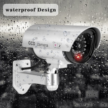 „Riff RF-IR1 CCTV“ IR lauko namų apsaugos netikra kamera su mirksinčia raudona šviesa, 2 x AA baterijos, balta