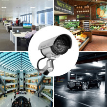 „Riff RF-IR1 CCTV“ IR lauko namų apsaugos netikra kamera su mirksinčia raudona šviesa, 2 x AA baterijos, balta