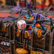 Crosshairs Compact D6 RPG kauliukų rinkinys (juoda ir perlo sp.) Crosshairs Compact D6 RPG kauliukų rinkinys (juoda ir perlo sp.)