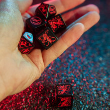 Cyberpunk RED Essential kauliukų rinkinys juodos ir raudonos spalvos Cyberpunk RED Essential kauliukų rinkinys juodos ir raudonos spalvos