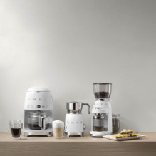 „Smeg“ 50-ųjų stiliaus lašelinis filtrinis kavos aparatas DCF02WHEU, baltas