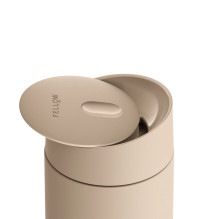 Terminis puodelis - Fellow Carter Slide Mug, 355 ml, Neperšlampamas, Keraminis Interjeras, Smėlio Terminis puodelis - Fellow Carter Slide Mug, 355 ml, Neperšlampamas, Keraminis Interjeras, Smėlio