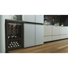 Haier Wine Bank 50 Serie 3 HWS49GAE Kompresorinis vyno aušintuvas Laisvai pastatomas Juoda 49 buteliai