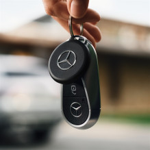 Chipolo LOOP Mercedes - Rechargeable Bluetooth Tracker with Silicone Loop for iOS &amp; Android, Black