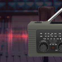 Hawk HWRDI410GN Radio Solar Dynamo With Flashlight