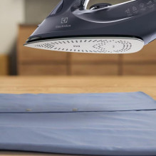 Iron Electrolux 600 series E6SI1-4MN, dark blue Iron Electrolux 600 series E6SI1-4MN, dark blue