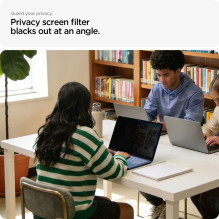 Folia prywatyzująca Spigen SafeView na MacBook Neo 13" 2026