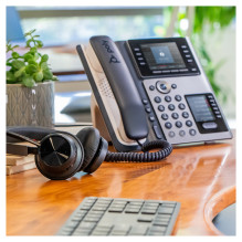 HP Poly Edge E450 and PoE-enabled IP phone HP Poly Edge E450 and PoE-enabled IP phone