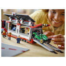 LEGO City F1 sunkvežimis su RB20 ir AMR24 F1 automobiliais
