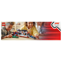 LEGO City F1 sunkvežimis su RB20 ir AMR24 F1 automobiliais