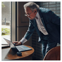 HP Poly Voyager Free 60+ UC M anglies juodumo ausinės + BT700 USB-C adapteris + jutiklinio ekrano įkrovimo dėklas