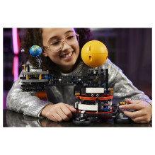 LEGO Technic Planeta Žemė ir Mėnulis orbitoje