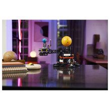 LEGO Technic Planeta Žemė ir Mėnulis orbitoje
