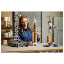 LEGO ICONS NASA Artemis kosminio paleidimo sistema