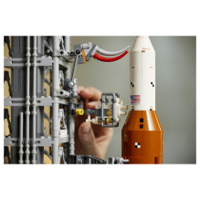 LEGO ICONS NASA Artemis kosminio paleidimo sistema