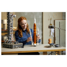 LEGO ICONS NASA Artemis kosminio paleidimo sistema