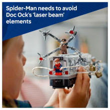 LEGO Žmogaus-voro ir Doko Oko metro traukinio scena
