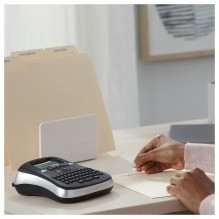 DYMO LabelManager 210D™ QWZ etikečių spausdintuvas su dėklu DYMO LabelManager 210D™ QWZ etikečių spausdintuvas su dėklu