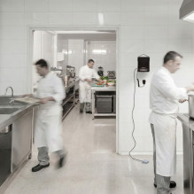 Dynascan CHEF-1 446MHz, 0.5W, 16CH PMR Radio Station with Hands-Free PTT Pedal for Restaurants and Construction Sites