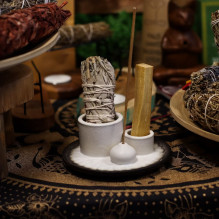 Smilkalų Laikiklis - Ancient Wisdom Palo Santo Keraminis Laikiklis Su Išgraviruotu Mandalos Dizainu Baltas Smilkalų Laikiklis - Ancient Wisdom Palo Santo Keraminis Laikiklis Su Išgraviruotu Mandalos Dizainu Baltas