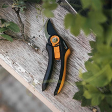 Genėjimo įrankis - Fiskars Plus SmartFit Bypass Pruner, Adjustable Grip, Precision Blade, Juoda Genėjimo įrankis - Fiskars Plus SmartFit Bypass Pruner, Adjustable Grip, Precision Blade, Juoda
