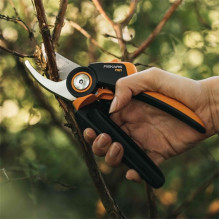 Fiskars PowerGear Bypass Pruner M P921 black orange (1057173) Fiskars PowerGear Bypass Pruner M P921 black orange (1057173)
